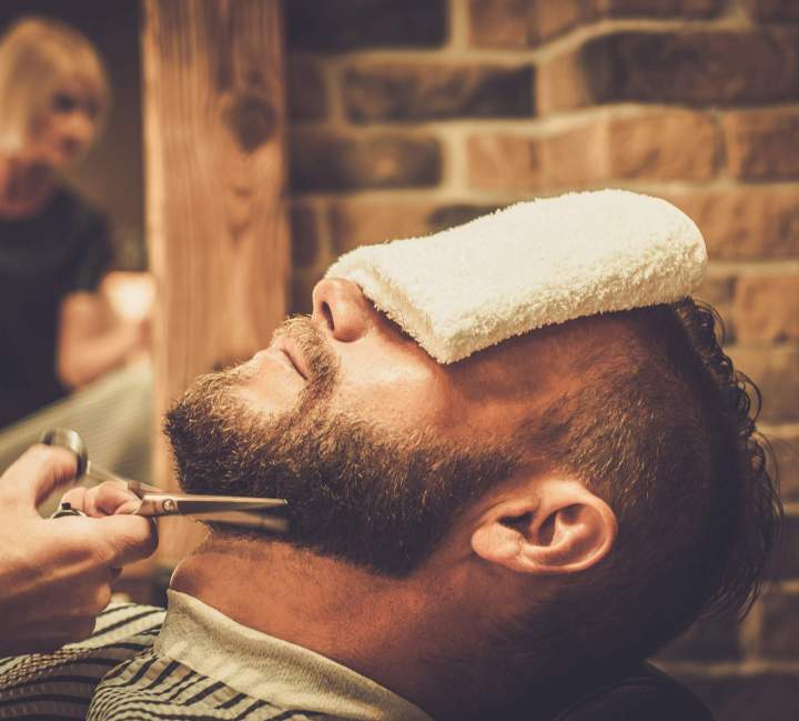 Le savoir-faire d'un barbier traditionnel pour un service d'exception.