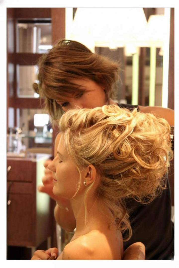 Création de chignons et coiffures de mariage uniques.